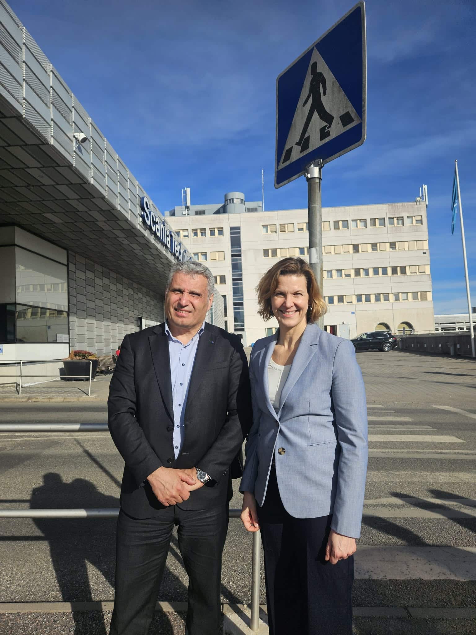 Metin Hawsho med liberala jämställdhetsministern Nina Larsson
